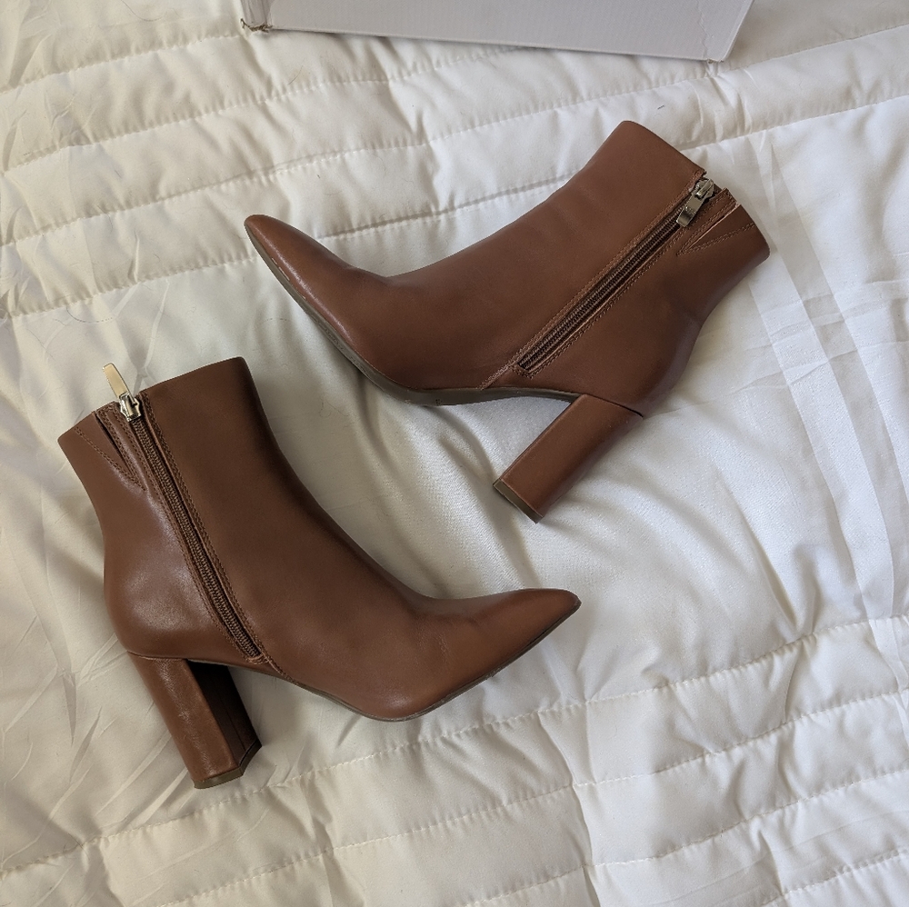 Marc Fisher Women's Size 7.5 Glorena Medium Natural Tan Leather Zip Ankle Bootie - Picture 7 of 17